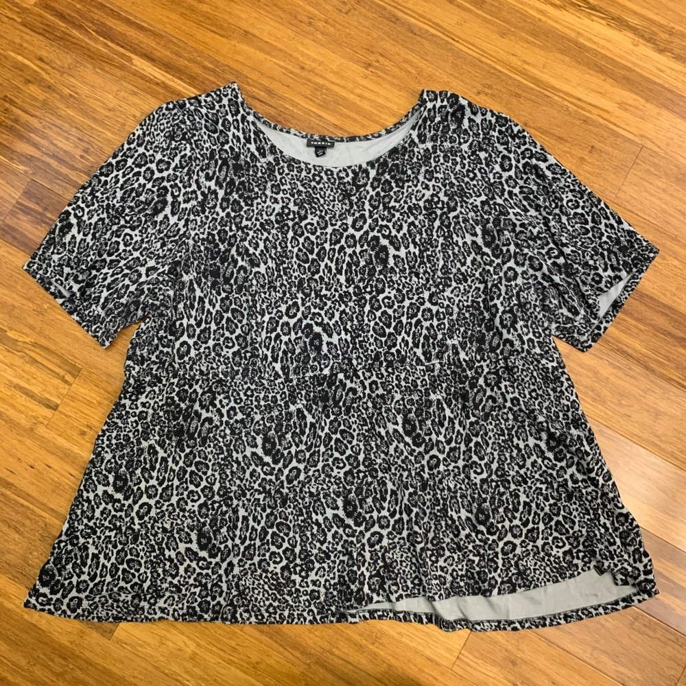 Torrid Black White Leopard Print Short Sleeve Top‎ Womens Size 5X Swing Blouse